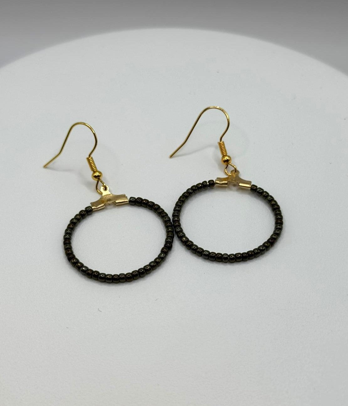 Cercei rotunzi aurii cu margele Toho negru auriu