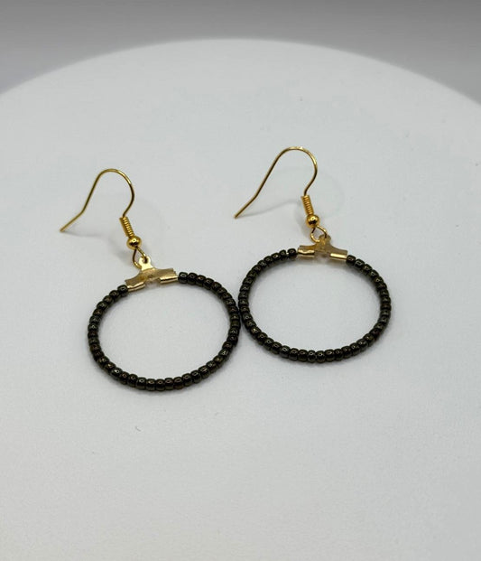 Cercei rotunzi aurii cu margele Toho negru auriu