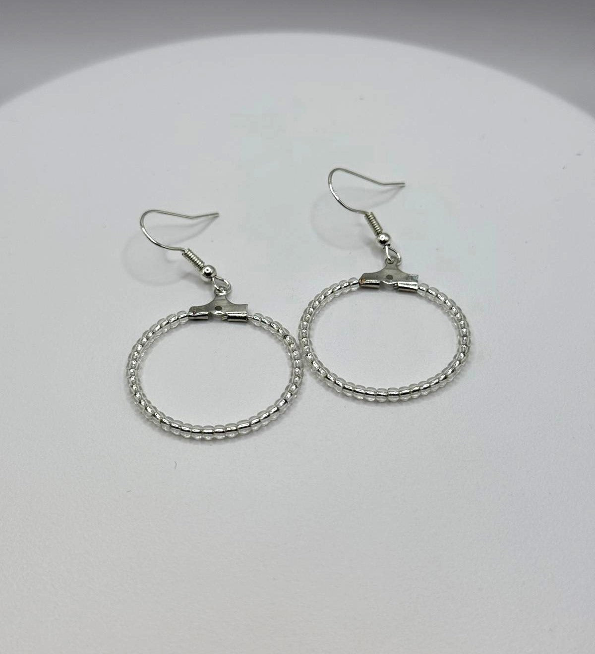 Cercei rotunzi argintii cu margele Toho argintiu
