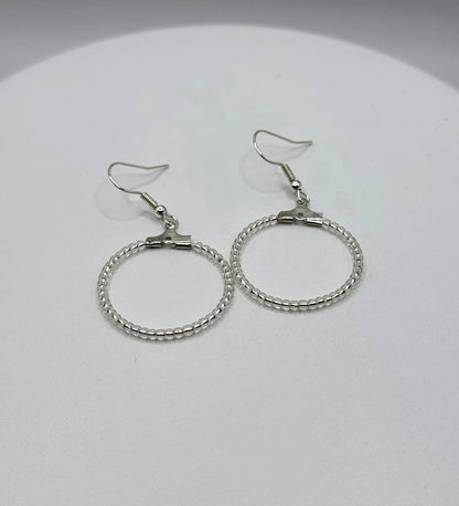 Cercei rotunzi argintii cu margele Toho argintiu