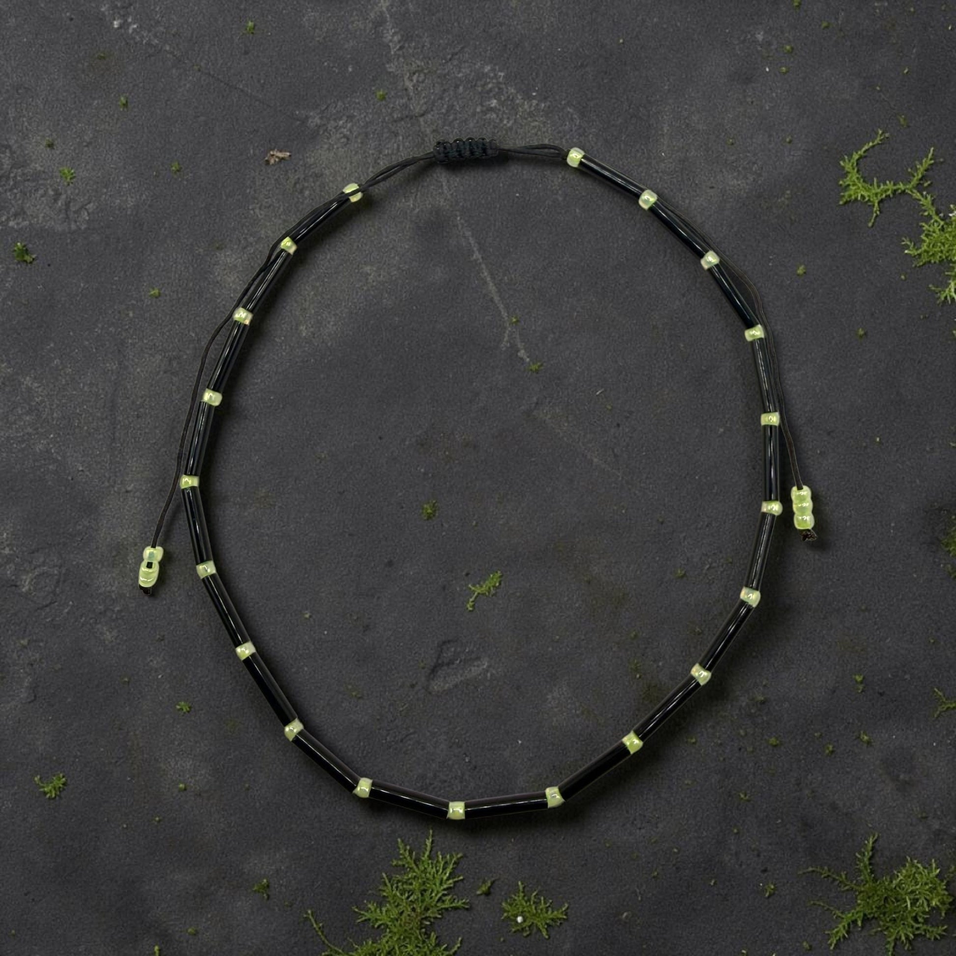 Bratara de picior reglabila cu margele Toho negru si verde fosforescent - snur negru