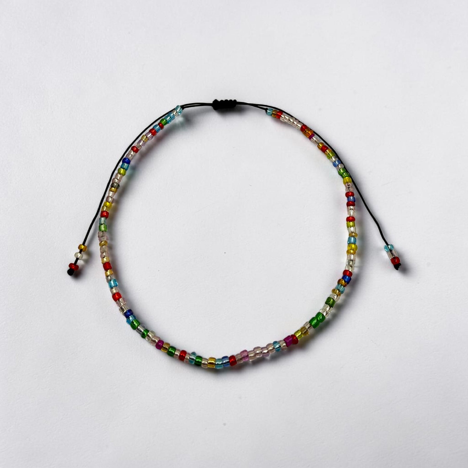Bratara de picior reglabila cu margele de nisip multicolor - snur negru