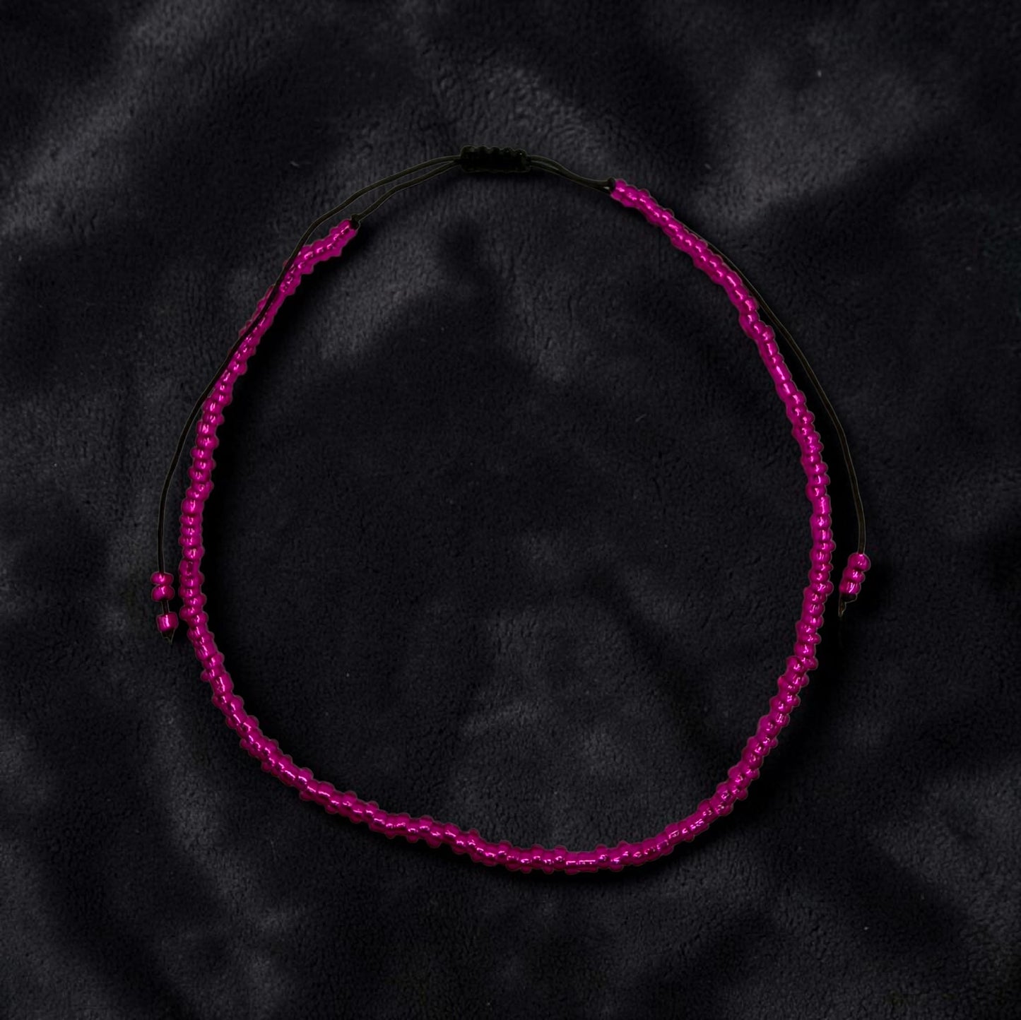 Bratara de picior reglabila cu margele de nisip fucsia - snur negru