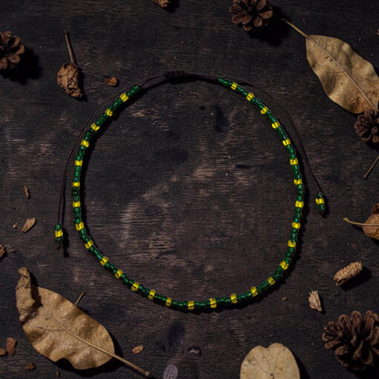 Bratara de picior reglabila cu margele de nisip verde inchis si galben - snur negru