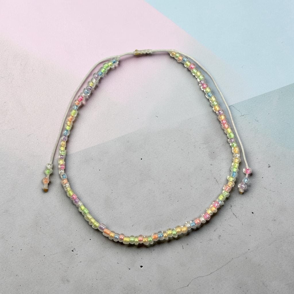 Bratara de picior reglabila cu margele de nisip multicolor - snur alb