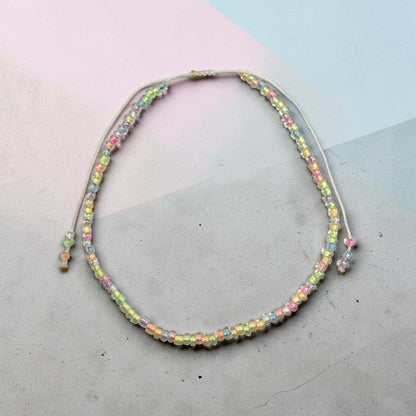 Bratara de picior reglabila cu margele de nisip multicolor - snur alb