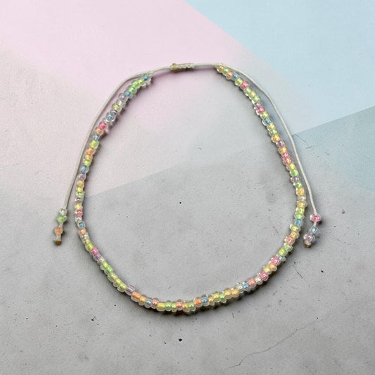 Bratara de picior reglabila cu margele de nisip multicolor - snur alb