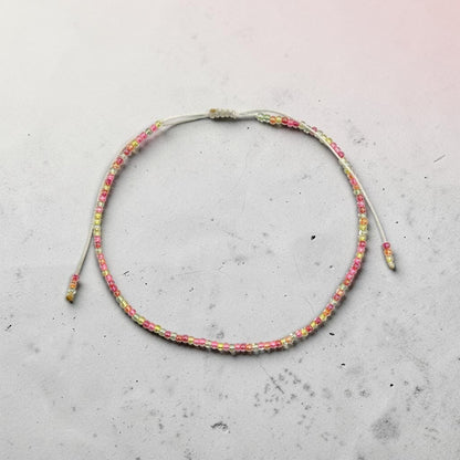 Bratara de picior reglabila cu margele de nisip multicolor - snur alb