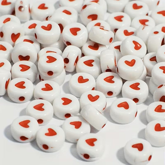 Margele acrilice rotunde plate 7mm alb cu model inima rosu