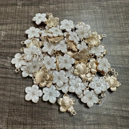 Pandantiv floare camelie alb 17x14mm