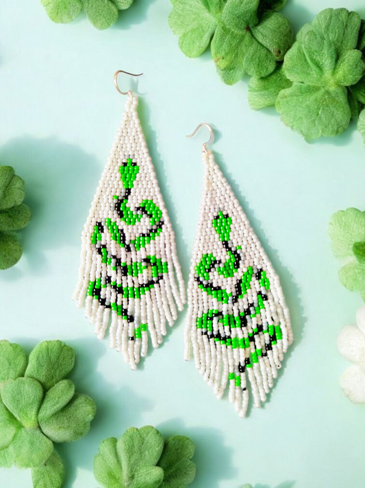Cercei franjuri Mint Snake albi cu model sarpe verde
